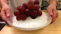 Buah anggur di Jepang juga ada yang memiliki harga fantastis. Yaitu anggur Ruby Roman yang warnanya merah ruby yang cantik dan bentuknya bulat sempurna. Pada tahun 2020, Anggur Ruby Roman ini berhasil terjual dalam sebuah lelang dengan harga 1,3 juta yen (Rp 170 juta) untuk 1 tangkai anggur. Foto: site news