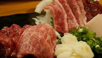 Ada beragam jenis daging yang populer di Jepang, salah satunya daging kuda atau dikenal dengan sebutan basashi. Prefektur Kumamoto di pulau selatan Kyushu sangat terkenal dengan daging kuda mentahnya. Untuk menikmati sepiring kecil basashi dibanderol harga sekitar Rp 150 ribuan. Foto: site news