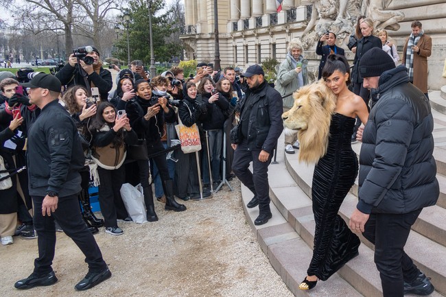 “Hewan bukanlah piala,” kritik seorang netizen seperti dikutip PageSix. Ada pula yang menulis, “Pemandangan yang menyeramkan. Namun, apresiasi justru datang dari organisasi pelindung hewan PETA. “Penampilan Kylie, Naomi, dan Irina merayakan keindahan hewan liar dan mungkin merupakan pernyataan tegas menentang perburuan trofi, di mana singa dan serigala dicabik-cabik untuk memuaskan egoisme manusia,” tulis Presiden PETA Ingrid Newkirk. (Foto: Marc Piasecki/WireImage)