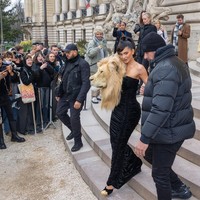 “Hewan bukanlah piala,” kritik seorang netizen seperti dikutip PageSix. Ada pula yang menulis, “Pemandangan yang menyeramkan. Namun, apresiasi justru datang dari organisasi pelindung hewan PETA. “Penampilan Kylie, Naomi, dan Irina merayakan keindahan hewan liar dan mungkin merupakan pernyataan tegas menentang perburuan trofi, di mana singa dan serigala dicabik-cabik untuk memuaskan egoisme manusia,” tulis Presiden PETA Ingrid Newkirk. (Foto: Marc Piasecki/WireImage)