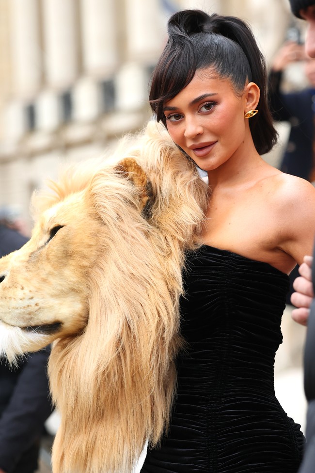 Meski ditegaskan dalam keterangannya bahwa hiasan tersebut merupakan faux-taxidermy atau bukan seni pengawetan kepala hewan yang bukan sebenarnya alias tiruan, koleksi tersebut mengundang reaksi pro dan kontra. (Foto: Getty Images/Jacopo Raule)