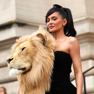 8 Gaya Liar Kylie Jenner Berkepala Singa, Banjir Kritikan dan Pujian