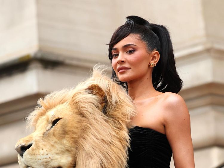 8 Gaya Liar Kylie Jenner Berkepala Singa, Banjir Kritikan dan Pujian