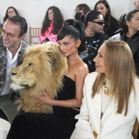 Duduk di front row, adik Kendall Jenner ini menunjukkan diri dalam balutan gaun hitam yang sukses mencuri atensi berkat kepala singa berukuran asli yang menghiasi bagian bodice. (Foto: AP Photo/Michel Euler)