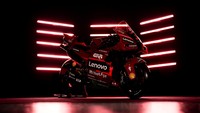Livery baru Desmosedici GP tahun ini menggunakan warna tradisional khas Ducati. Hanya saja terdapat strip warna merah yang lebih terang di area body samping dan area tameng depan. Foto: Ducati