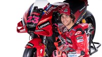 Penampilan Enea Bastianini akan dinanti saat berseragam tim pabrikan. Italiano itu menggunakan nomor balap 23. Foto: Ducati