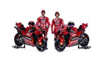 Francesco Bagnaia dan Enea Bastianini membuka selubung Desmosedici GP23. Ini menjadi tim ketiga yang sudah melakukan peluncuruan untuk musim 2023. Foto: Ducati