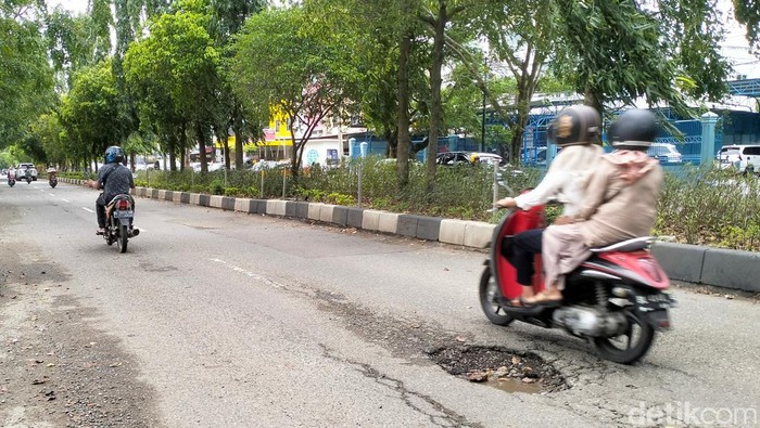 Lubang di Jalan Banda Aceh. (Agus Setyadi/detikSumut)