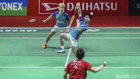 Kedua pasangan memulai gim pertama dengan cukup ketat. Namun, setelah delapan poin pertama Marcus/Kevin di atas angin dengan mempertahankan keunggulannya. Kang/Seo menipiskan skor dalam kedudukan 9-10. Akan tetapi, selanjutnya Marcus/Kevin tidak terkejar sampai gim pertama selesai.