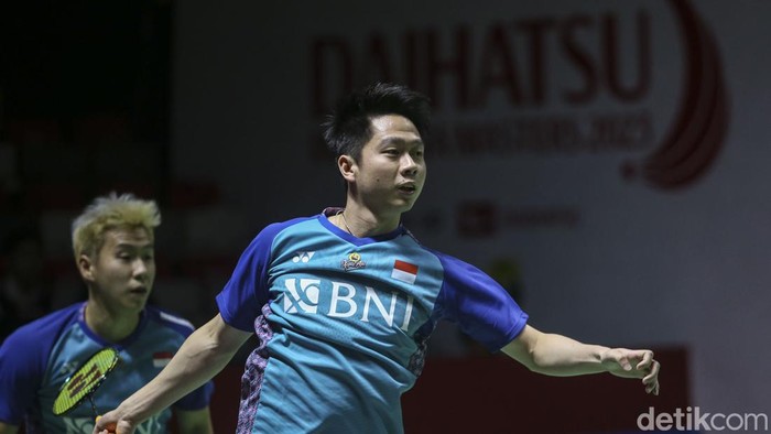 Marcus Fernaldi Gideon/Kevin Sanjaya Sukamuljo menang mulus di laga pertama Indonesia Masters 2023. Marcus/Kevin menang dua gim langsung atas wakil Korea Selatan.