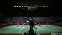 Kang/Seo mendapatkan satu poin tambahan, tapi sesegera mungkin Marcus/Kevin sukses mempertahankan mometum. Sebuah lucky shot dari Marcus memastikan pasangan Indonesia memenangi gim kedua sekaligus pertandingan dengan skor 21-12.