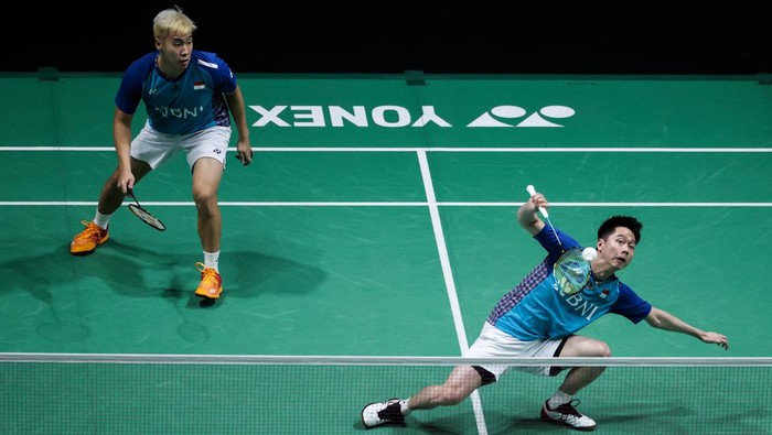 KUALA LUMPUR, MALAYSIA - JANUARY 12: Marcus Fernaldi Gideon (L) and Kevin Sanjaya Sukamuljo of Indonesia compete in the Mens Doubles Second Round match against Liang Weikeng and Wang Chang of China on day three of PETRONAS Malaysia Open at Axiata Arena on January 12, 2023 in Kuala Lumpur, Malaysia. (Photo by Shi Tang/Getty Images)