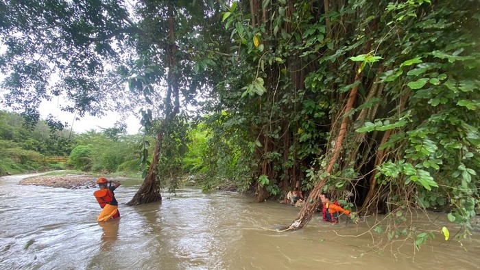 Petugas BPBD bersama SAR saat mencari jasad santri Musthafawiyah Purba Baru yang hanyut di Sungai Aek Singolot. Foto: Kantor SAR Medan