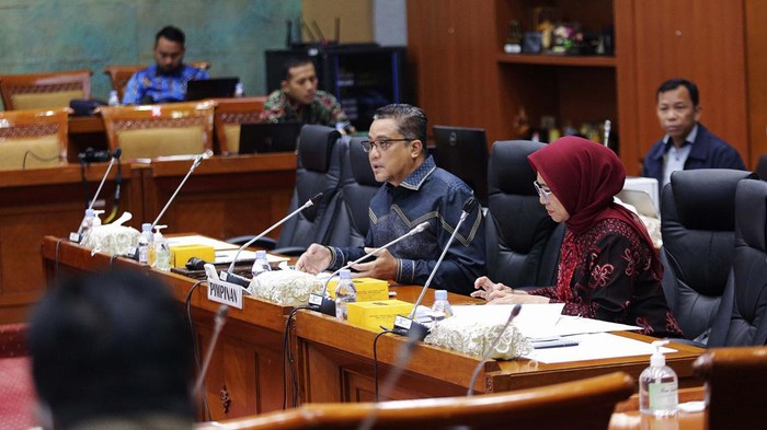 Komisi X DPR menggelar Rapat Kerja dengan Menteri Pendidikan, Kebudayaan, Riset dan Teknologi (Mendikbudristek) Nadiem Makarim di Kompleks Parlemen, Senayan, Jakarta, Selasa (24 Januari 2023). Dalam raker tersebut dipimpin langsung oleh Wakil Ketua Komisi X DPR Dede Yusuf membahas Evaluasi  program kerja dan anggaran 2022 dan Persiapan Pelaksanaan Program Kerja 2023.