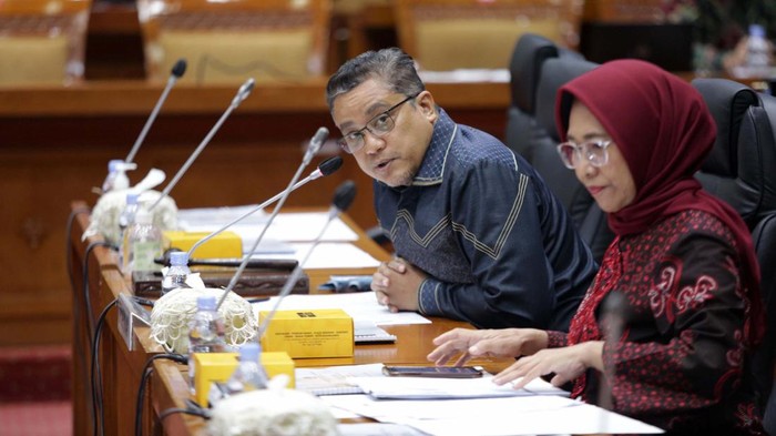 Mendikbudristek Rapat Kerja dengan Komisi X DPR Komisi X DPR menggelar Rapat Kerja dengan Menteri Pendidikan, Kebudayaan, Riset dan Teknologi (Mendikbudristek) Nadiem Makarim di Kompleks Parlemen, Senayan, Jakarta, Selasa (24 Januari 2023). Dalam raker tersebut dipimpin langsung oleh Wakil Ketua Komisi X DPR Dede Yusuf membahas Evaluasi program kerja dan anggaran 2022 dan Persiapan Pelaksanaan Program Kerja 2023.