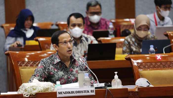 Komisi X DPR menggelar Rapat Kerja dengan Menteri Pendidikan, Kebudayaan, Riset dan Teknologi (Mendikbudristek) Nadiem Makarim di Kompleks Parlemen, Senayan, Jakarta, Selasa (24 Januari 2023). Dalam raker tersebut dipimpin langsung oleh Wakil Ketua Komisi X DPR Dede Yusuf membahas Evaluasi  program kerja dan anggaran 2022 dan Persiapan Pelaksanaan Program Kerja 2023.