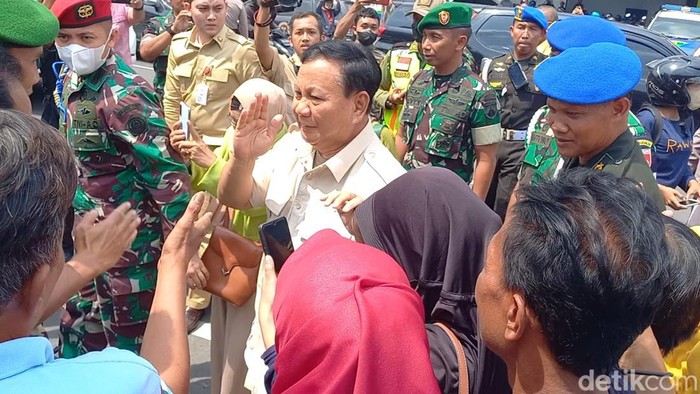 Menhan Prabowo Subianto saat kunker di Solo. Foto diambil saat Prabowo di Koramil 03/Serengan, Selasa (24/1/2023).