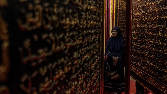 PALEMBANG, INDONESIA - JANUARY 23: People visit the Bayt Al Quran Al Akbar Museum in Palembang, Indonesia on January 23, 2023. Parts of Holy Quran were beautifully carved on the 1,77 x 1,4 meters wide and 2,5 cm thick Tembesu wood at the 5-storey building. (Photo by Muhammad A.F/Anadolu Agency via Getty Images)