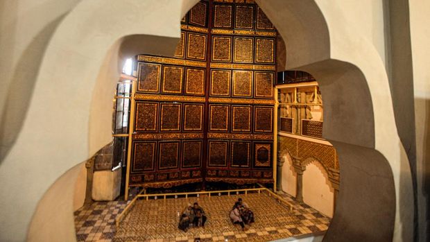 Menyelami Keagungan Al-Qur'an Al-Akbar Terbesar di Dunia PALEMBANG, INDONESIA - JANUARY 23: People visit the Bayt Al Quran Al Akbar Museum in Palembang, Indonesia on January 23, 2023. Parts of Holy Quran were beautifully carved on the 1,77 x 1,4 meters wide and 2,5 cm thick Tembesu wood at the 5-storey building. (Photo by Muhammad A.F/Anadolu Agency via Getty Images)