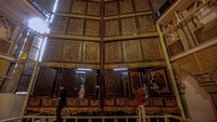 Diketahui sebanyak 351 keping kayu tembesu berukuran panjang 177 cm dan lebar 140 cm dipahat menjadi 30 juz Al-Quran.