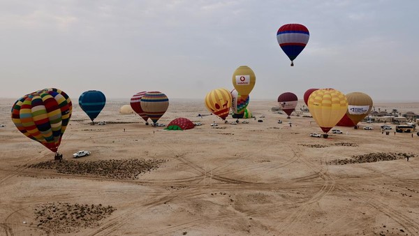 Qatar Balloon Festival 2023 menampilkan 50 balon udara warna-warni yang berpartisipasi dari seluruh dunia. (Mohammed Dabbous/Anadolu Agency via Getty Images)