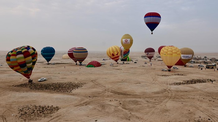 Meriahnya Festival Balon Udara di Gurun Qatar DOHA, QATAR - JANUARY 23: Hot air balloons take part in the 3rd Qatar Balloon Festival in Doha, Qatar on January 23, 2023. The festival will draw attention of visitors with music, food and colorful hot air balloons until Jan. 28. (Photo by Mohammed Dabbous/Anadolu Agency via Getty Images)