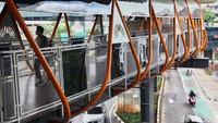 Sejumlah warga melintas di skywalk yang menghubungkan Halte TransJakarta dengan Stasiun KRL.