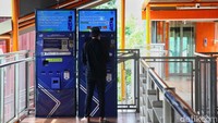 Meski belum diresmikan, Pj Gubernur DKI Jakarta Heru Budi Hartono mempersilahkan masyarakat menggunakan skywalk Kebayoran Lama, yang telah dibuka untuk publik selama masa uji coba.