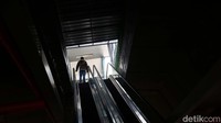 Skywalk Kebayoran dilengkapi dengan fasilitan eskalator bagi penumpang yang akan menuju Halte Velbak.