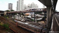 Pada hari ini, Selasa (24/1), skywalk tersebut rencananya akan diresmikan dan berfungsi sepenuhnya dengan dibukanya akses menuju Halte Pasar Kebayoran Koridor 8. Namun peresmian kembali ditunda.