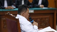 Kuat Maruf tampak membacakan sendiri nota pembelaan atau pleidoinya.