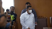 Sopir keluarga mantan Kadiv Propam Polri Ferdy Sambo itu tampak memasuki ruang sidang PN Jakarta Selatan, Selasa (24/1).