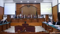 Kuat mengaku berusaha untuk mengikuti persidangan meski tidak mengerti dengan prosesnya. Dia juga mengklaim dirinya tidak tahu mengapa didakwa dan dituntut dalam kasus pembunuhan Yosua.