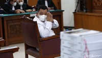 Sementara itu, hal yang meringankan, Kuat disebut tidak memiliki motivasi pribadi dalam kasus pembunuhan Yosua. Kuat juga dinilai berprilaku sopan dalam persidangan.