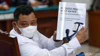 Kuat Maruf menunjukan buku nota pembelaannya.