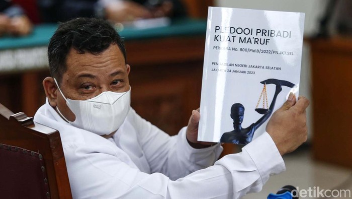 Momen Kuat Ma'ruf Bacakan Sendiri Pledoinya Kuat Ma'ruf, membacakan nota pembelaan atau pleidoi dalam sidang kasus pembunuhan Brigadir N Yosua Hutabarat. Sidang digelar di PN Jakarta Selatan, Selasa (24/1).