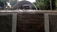 Warga duduk di bawah Monumen Perang Dunia II di Kampung Paray, Biak, Papua, Senin (23/1/2023).