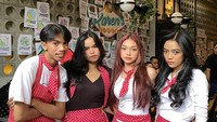 Ini momen Naura ketika menjadi pelayan galak di Karens Diner. Ia juga memakai kostum ala pelayan Karens Diner dengan syal dan apron. Foto: Instagram @nauraayu @bengkelburger, TikTok
