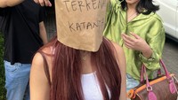 Saat mengunjungi Karens Diner, Naura mendapatkan paper bag bertuliskan, Artis terkenal katanya. Ia juga berpose dengan paper bag tersebut. Foto: Instagram @nauraayu @bengkelburger, TikTok