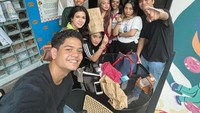 Naura juga diminta untuk berperan sebagai pelayan galak di Karens Diner. Begini momennya berfoto dengan teman dan pelayan lainnya. Foto: Instagram @nauraayu @bengkelburger, TikTok