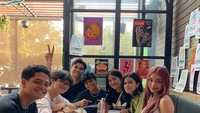Naura mengunjungi Karens Diner bersama teman-temannya. Tentu saja Naura memesan beragam hidangan, ia juga mewarnai karakter Karens yang galak itu. Foto: Instagram @nauraayu @bengkelburger, TikTok