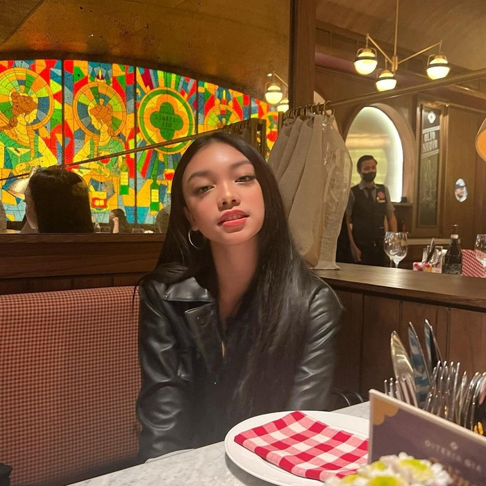 Naura Ayu Naura Ayu di Karen's Diner