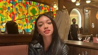 Momen kuliner kerap diunggah Naura Ayu ke Instagram pribadinya. Salah satunya momen ketika berkunjung ke Bengkel Burger atau Karens Diner. Foto: Instagram @nauraayu @bengkelburger, TikTok