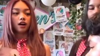 Sebuah video TikTok memperlihatkan bagaimana Naura Ayu berperan sebagai pelayan. Ia mengunjungi salah satu meja dan bersikap jutek ke pelanggan. Foto: Instagram @nauraayu @bengkelburger, TikTok