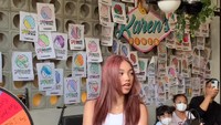 Para pelayan Karens Diner juga menghukum Naura Ayu. Ia diminta untuk menari, begini momennya! Foto: Instagram @nauraayu @bengkelburger, TikTok