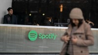 Menurut laporan keuangan terbarunya, Spotify memiliki 195 juta pelanggan premium dan 456 juta pengguna aktif bulanan. Tahun lalu Spotify melaporkan pendapatan sebesar 3 miliar Euro, dengan 2,7 miliar Euro datang dari pelanggan premium dan 385 juta Euro dari iklan. Getty Images/Eduardo MunozAlvarez