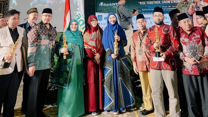 Oki Setiana Dewi Menerima Penghargaan dari IKADI
