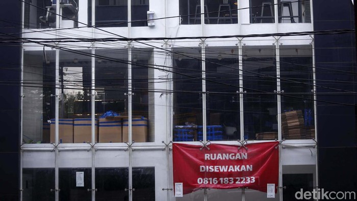 Pasokan ruang kantor terutama di Jakarta sudah terlalu banyak. Hal ini ditambah tingkat okupansi rendah. Hasilnya, banyak gedung-gedung kantor terlihat kosong.