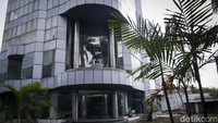 Tampak sebuah gedung kosong tidak berpenghuni.