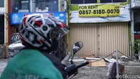 Sejumlah ruko dan gedung perkantoran tampak dipasangi plang disewa dan dijual di kawasan Jalan Fatmawati, Jakarta, Selasa (24/1/2022).